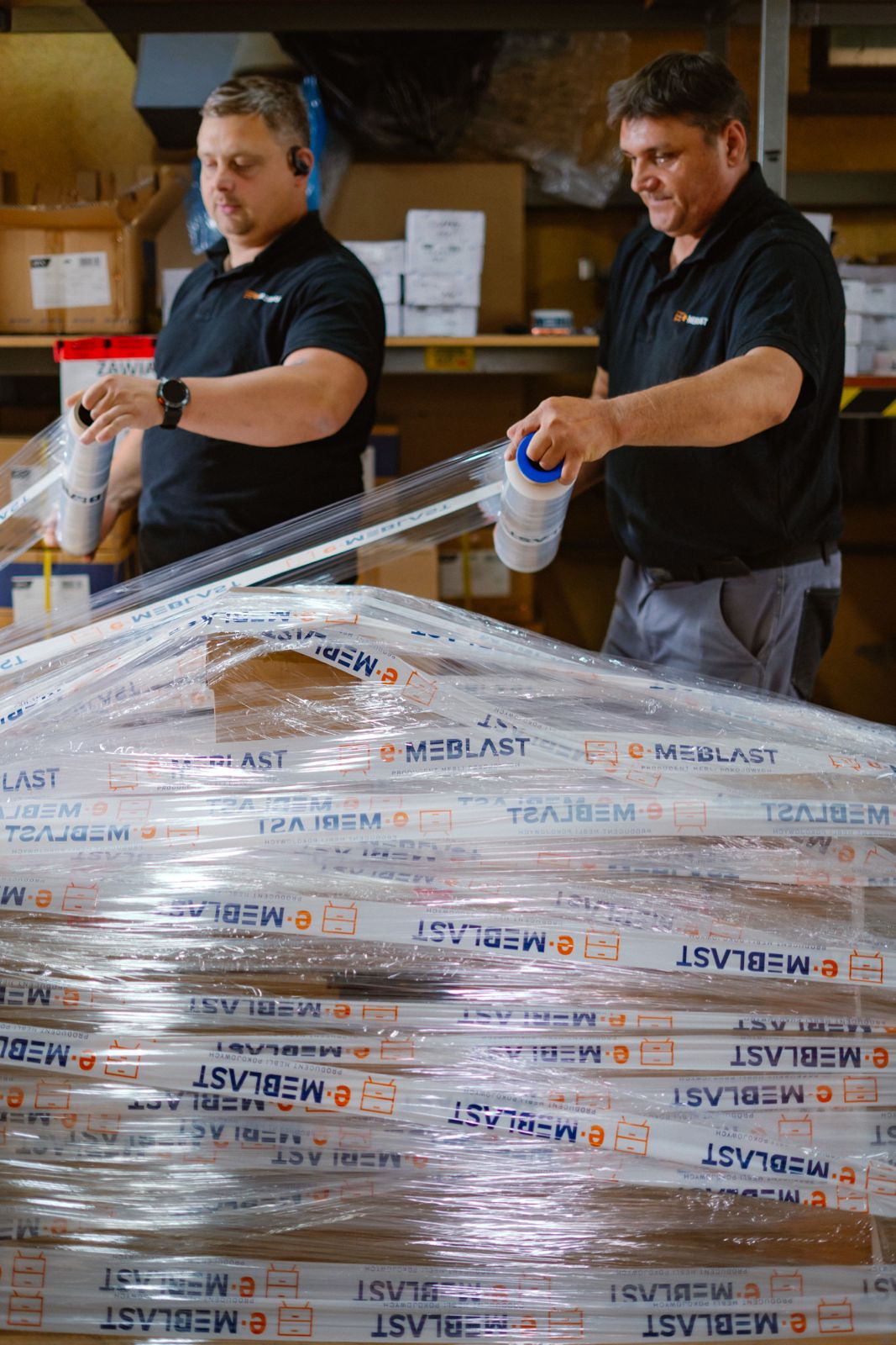 Zabezpieczona paleta z meblami przygotowana do wysyłki