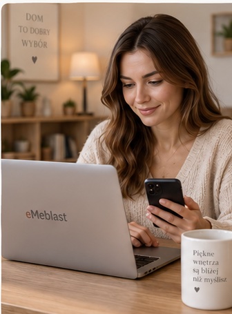 Klientka finalizuje zakup mebli online na laptopie i telefonie